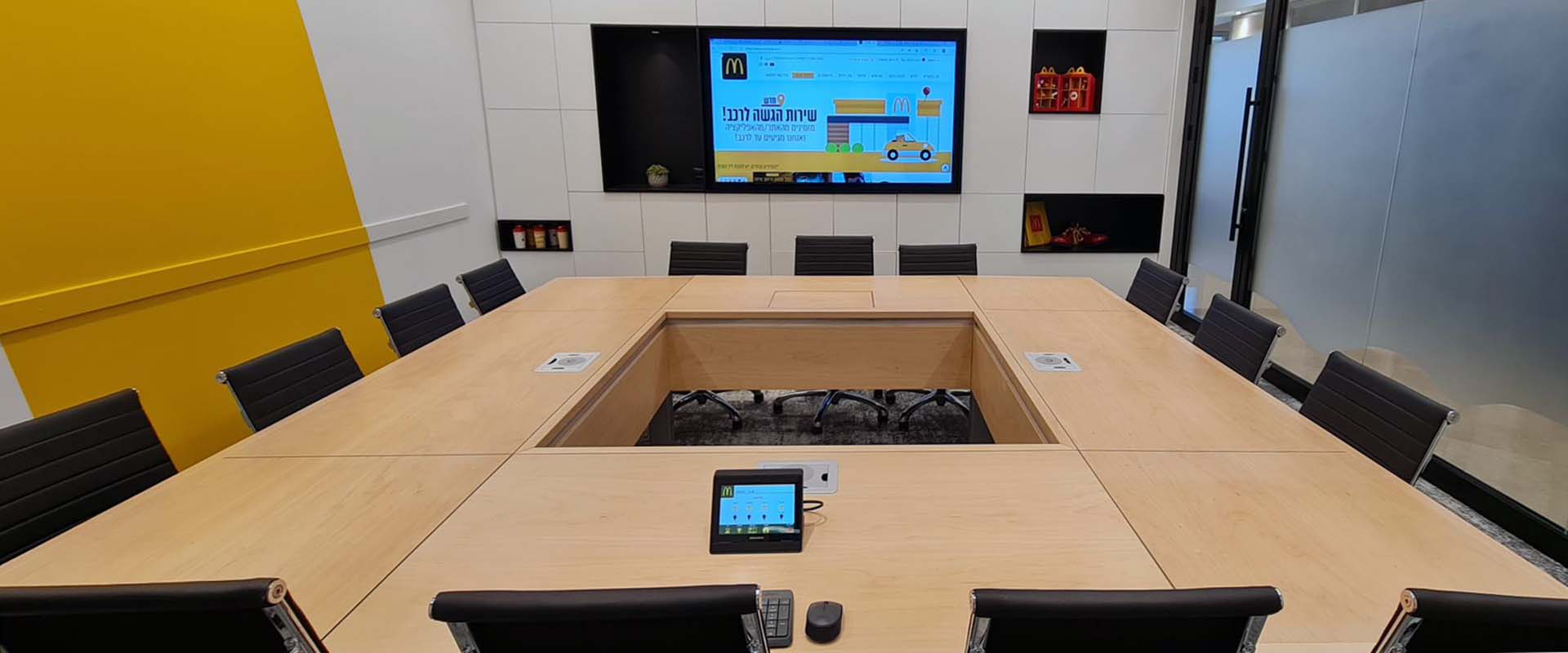 MAC-METTTING-ROOM